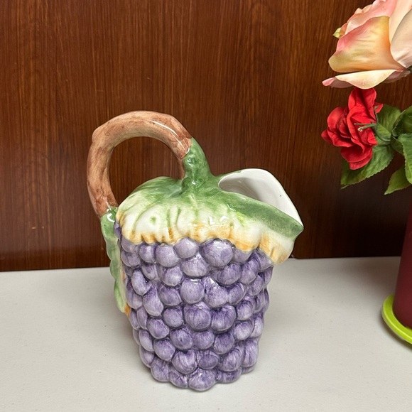 Vintage Majolica Pottery Embossed Grape shaped serving pitcher - Picture 3 of 15